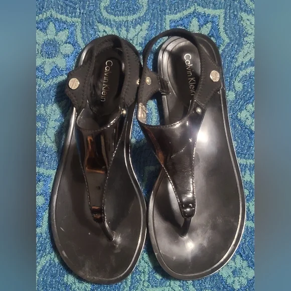 🐰Calvin Klein Black T-Strap Sandals - Picture 4 of 6